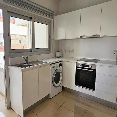 Phaedrus Living: Centre Luxury Flat Esperidon 201