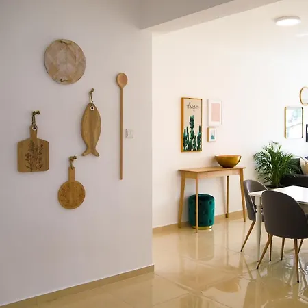 Phaedrus Living: Centre Luxury Flat Esperidon 201 *