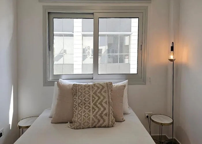 Phaedrus Living: Centre Luxury Flat Esperidon 201 *